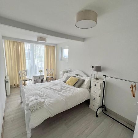 Newly Renovated 1 Bedroom Flat With Garden Pergola Ennis Bagian luar foto